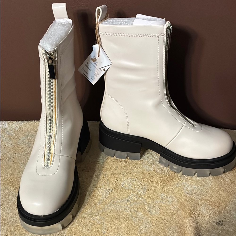 Stylish Cream Boots with Zipper